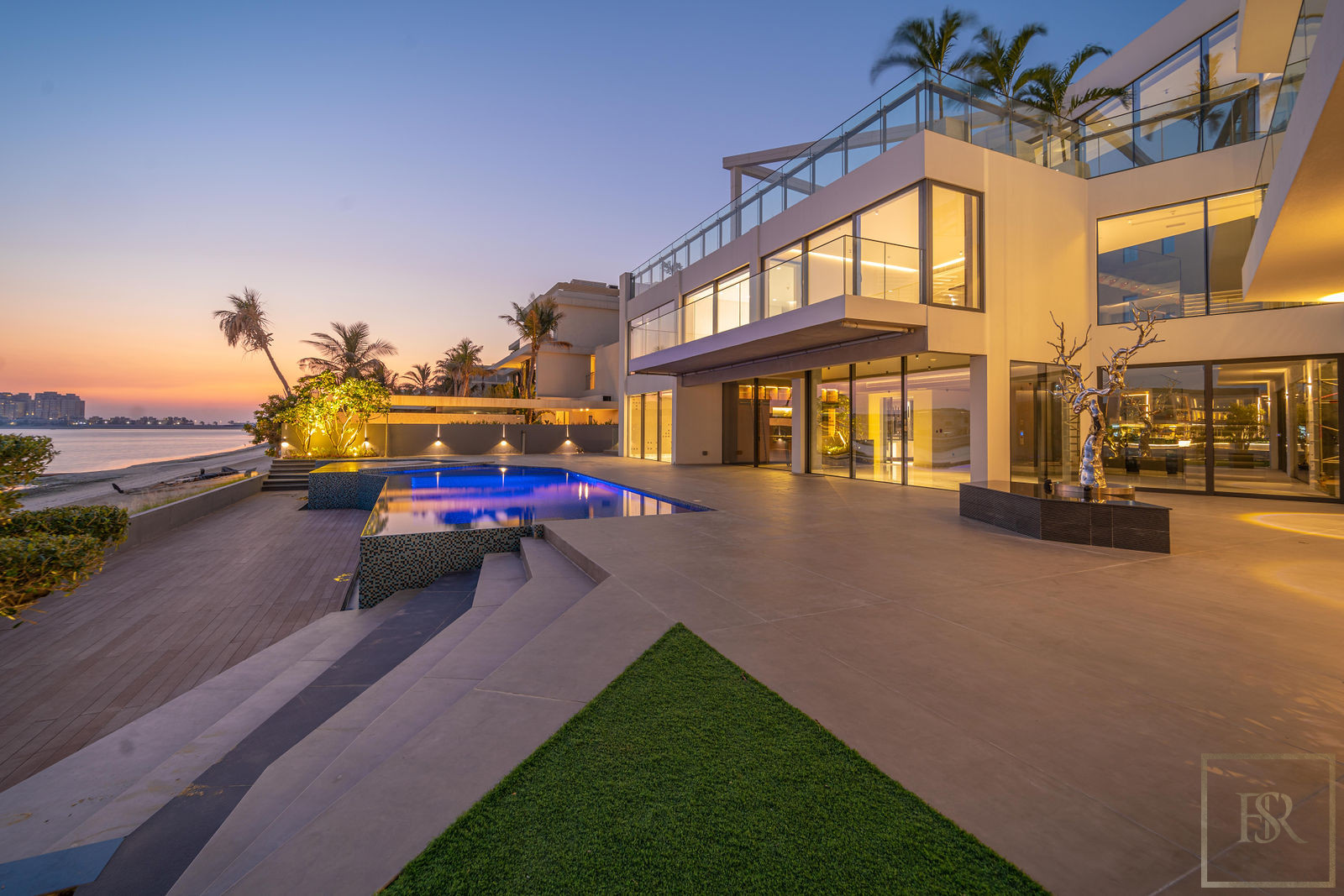 Villa Contemporary - Palm Jumeirah, Dubai, UAE for sale For Super Rich