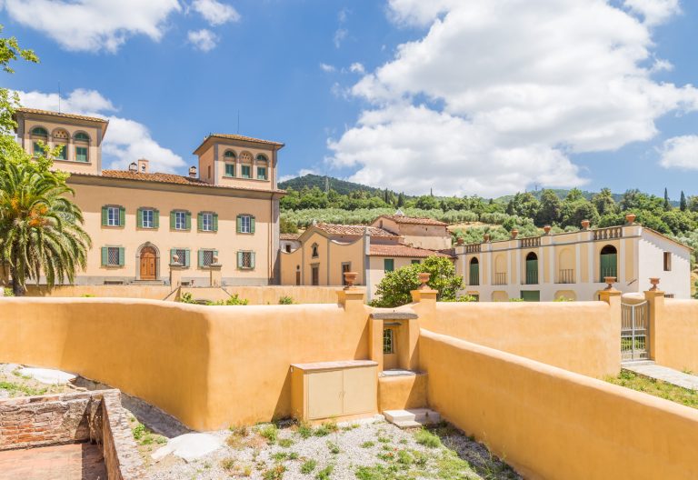 Villa Historical Noble Wine Estate Vinci - Florence, Tuscany Used for sale For Super Rich