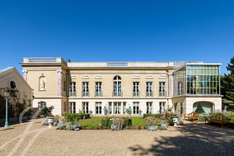 Century Castle Park view with roseries Uncreadible Indoor Swimming pool with statuts, + 10 bedrooms in Le Vésinet - Paris buy for sale For Super Rich