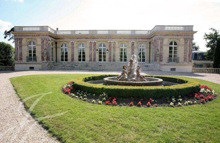 Century Castle Park view with roseries Uncreadible Indoor Swimming pool with statuts, + 10 bedrooms in Le Vésinet - Paris Used for sale For Super Rich
