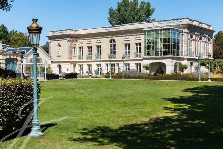 Century Castle Park view with roseries Uncreadible Indoor Swimming pool with statuts, + 10 bedrooms in Le Vésinet - Paris available for sale For Super Rich